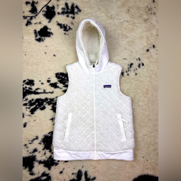 Patagonia Jackets & Blazers - Patagonia White Plush Fleece Reversible Hooded Sleeveless Vest Size Small